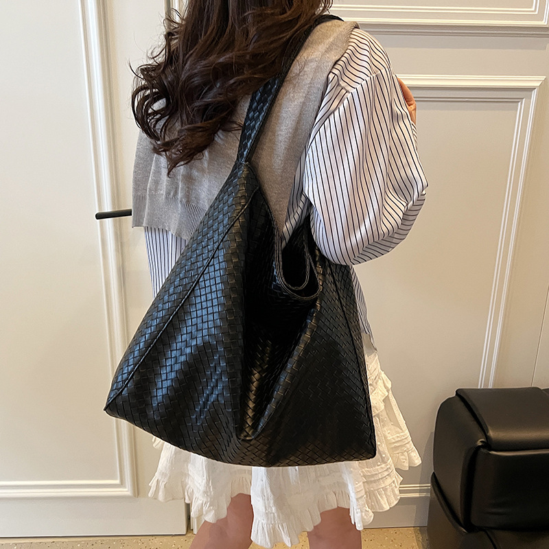 Korean trendy diamond-shaped woven bucket bag for women 2025 new style, simple and versatile, large-capacity casual and fashionable single-shoulder bag Application Scenario