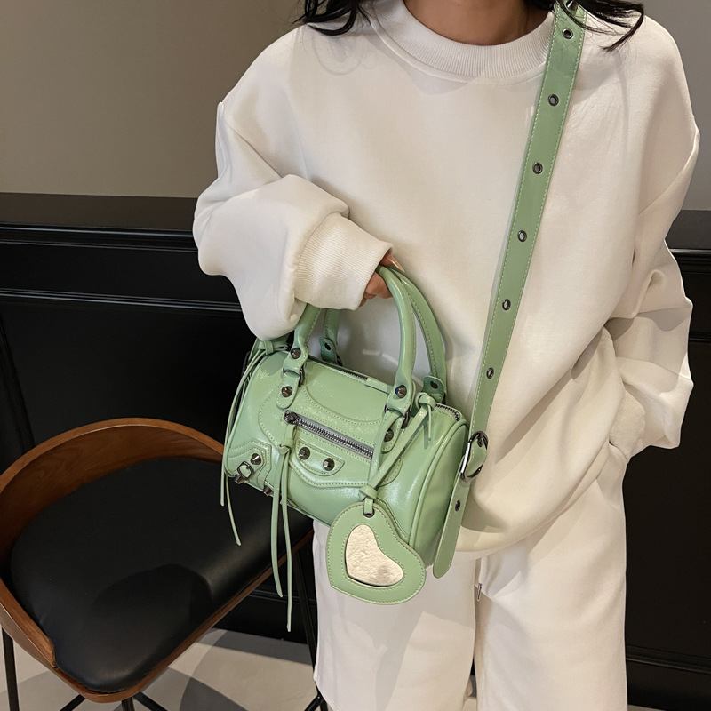 A trendy retro hand-held motorcycle bag for women in 2025, a versatile and color-blocking single-shoulder crossbody Boston bag Application Scenario