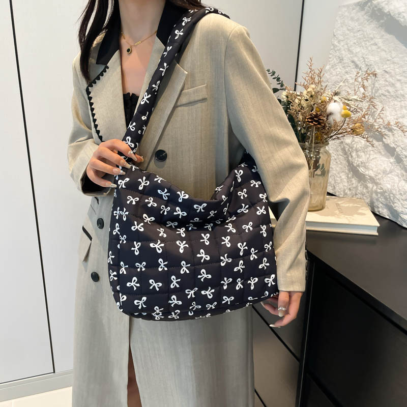 French ins large-capacity floral canvas bag for women's 2024 autumn/winter new casual and versatile crossbody bag details Picture