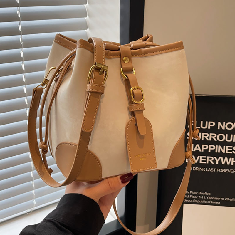 This 2024 new Korean-style high-end versatile bucket bag features a niche design and is casual and fashionable. It's a single-shoulder crossbody bag for women full figure