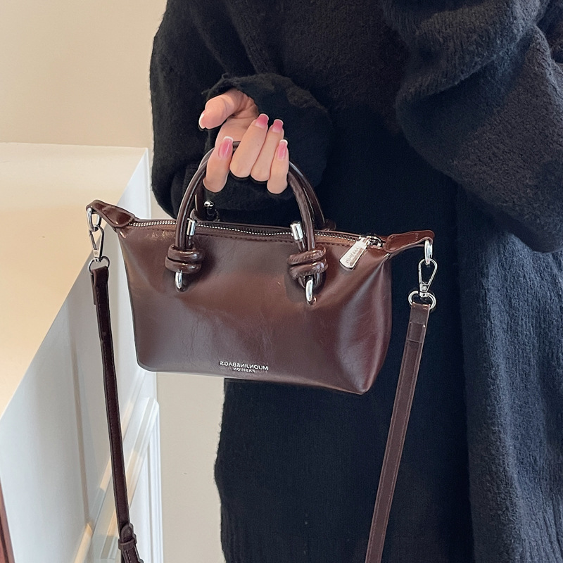 Korean style trendy handbag 2025 new retro casual shoulder bag, fashionable and simple crossbody bag, commuting dumpling bag details Picture
