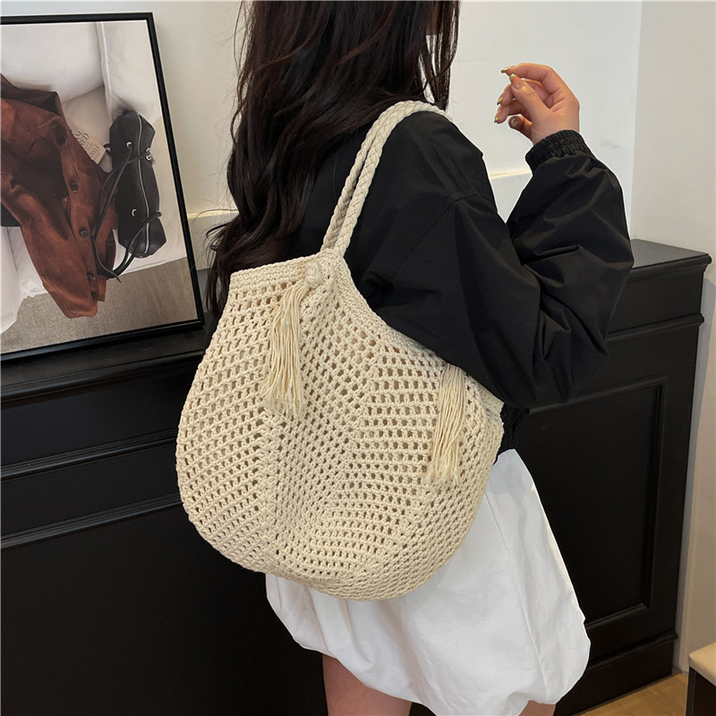 Versatile knitted hand-held underarm bag 2025 new style fashionable large-capacity bucket bag Seaside vacation beach single-shoulder bag Application Scenario
