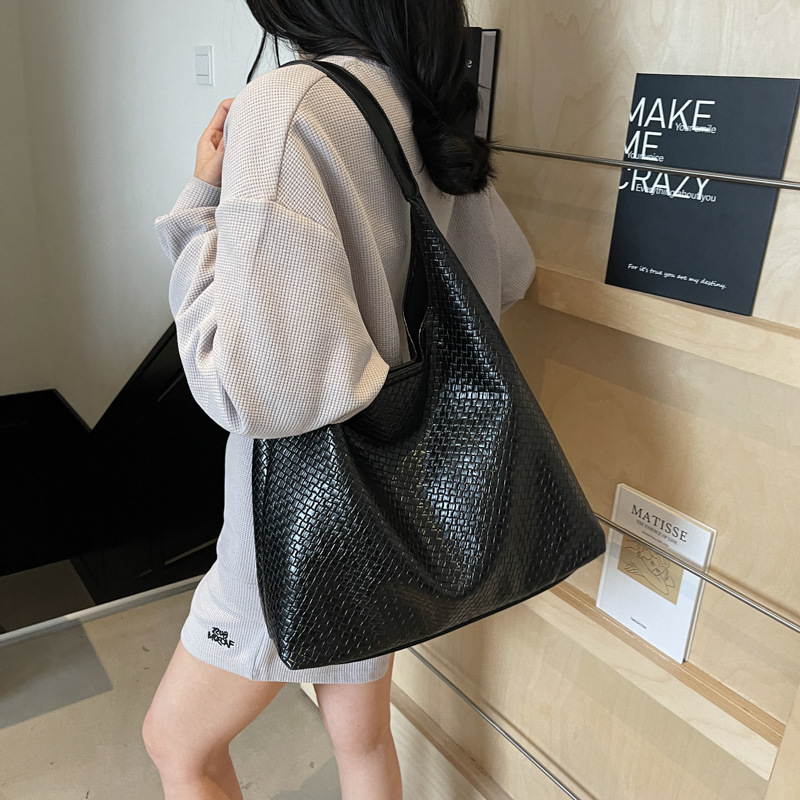 A simple and elegant woven hand-held bucket bag for women in 2025, a new style that is fashionable, trendy, casual and stylish single-shoulder bag Application Scenario