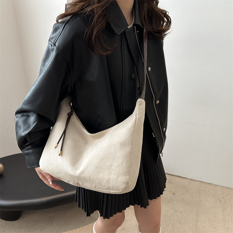 This year's popular casual small bag for women, the new 2024 autumn collection of large-capacity single-shoulder bag and versatile bucket crossbody bag details Picture