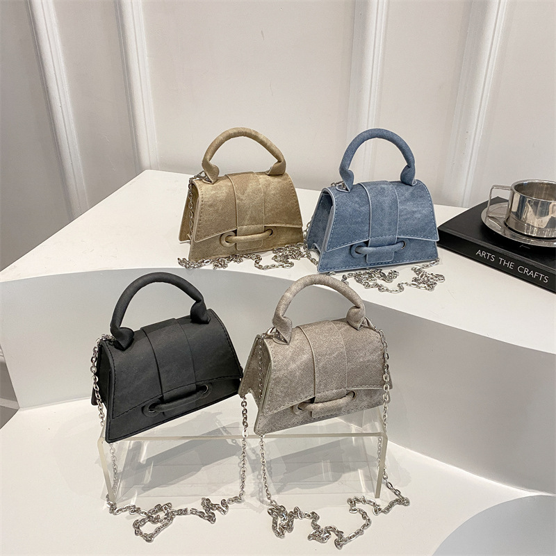 In 2025, come with a new summer fashion, simple and casual solid color, stylish and fashionable hand-held, crossbody and single-shoulder small square women's bag Application Scenario