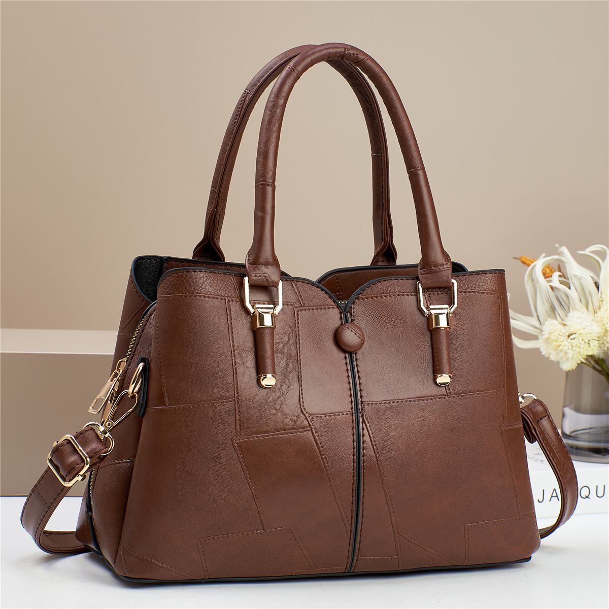 Taizhou women's bags, large-capacity handbags, new styles of women's bags, high-quality single-shoulder large bags, mom bags, wholesale of one piece Application Scenario