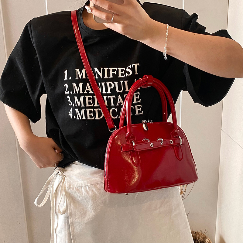 Trendy shell bag for women 2025 New style, retro bowling bag, casual hand-held crossbody bag, small commuting handbag Application Scenario
