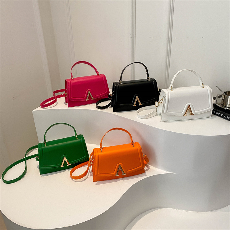 Retro and fashionable single-shoulder bag for Spring/Summer 2024, casual large-capacity crossbody bag, candy-colored simple and fashionable hand-held small bag Application Scenario
