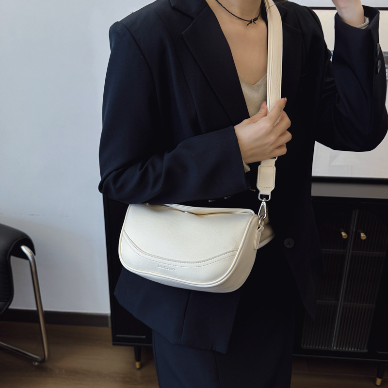 A light luxury and fashionable single-shoulder bag for women in 2025, a high-end commuting pillow bag and a casual soft leather crossbody bag details Picture