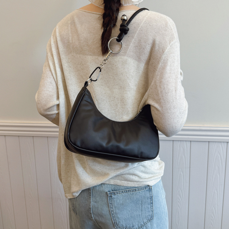 Fashionable handbag, niche underarm bag for women, new Spring/Summer 2025 commuter bag, versatile and high-quality single-shoulder dumpling bag Application Scenario