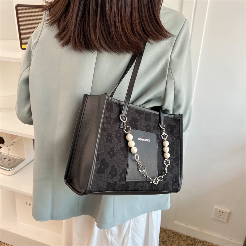 A new summer large-capacity pearl chain single-shoulder bag with a unique design and a high-end underarm bag details Picture