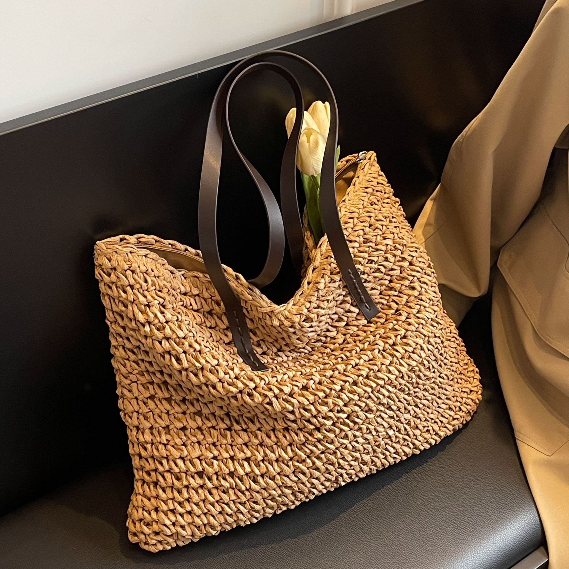 The new summer version of the straw woven bag 2025 is a trendy and fashionable single-shoulder large bag with a seaside vacation feel and a large capacity woven tote bag full figure