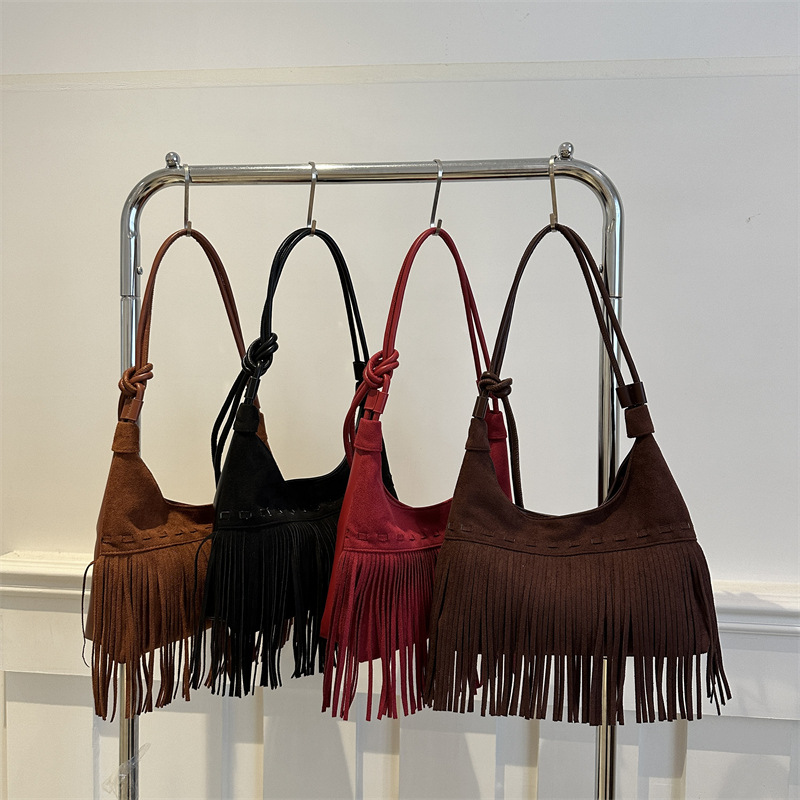 Retro tassel patchwork women's bag, new 2024 autumn/winter stylish commuter underarm bag, high-quality single-shoulder crossbody bag Application Scenario
