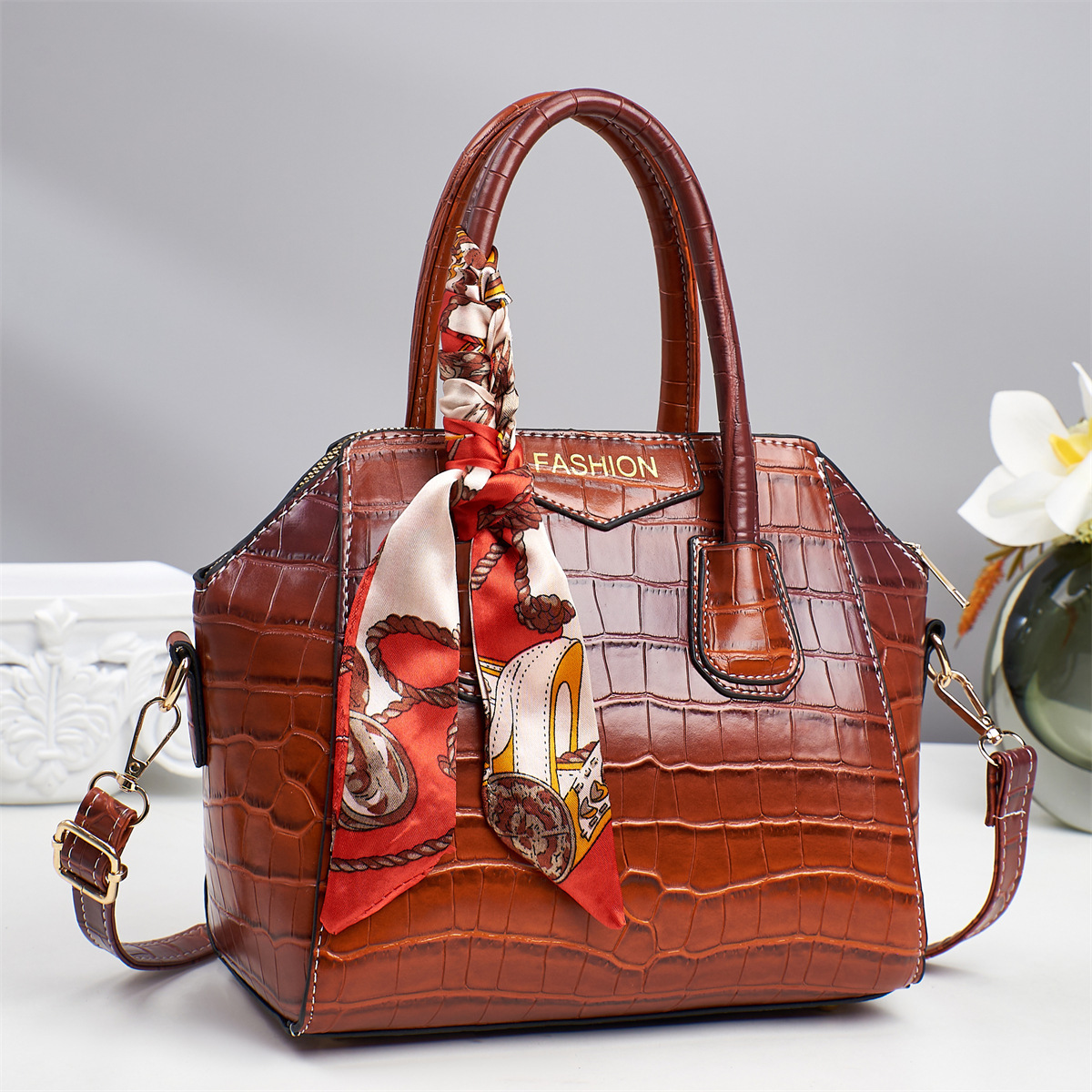 High-end patent leather crocodile pattern shell bag, 2025 new fashion bag, single-shoulder bag, slanted and elegant silk scarf handbag Specification drawing