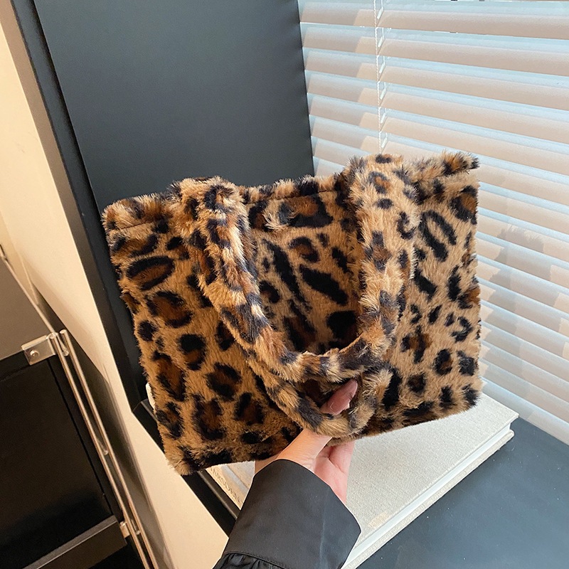 The 2024 new ins Japanese and Korean style cute plush tote bag for autumn and winter, a soft girl single-shoulder bag details Picture