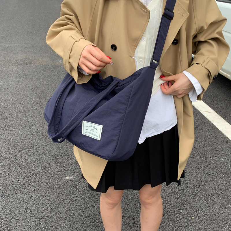 2025 New Japanese casual single-shoulder crossbody bag, women's large-capacity canvas bag, commuter tote bag, versatile underarm bag Application Scenario