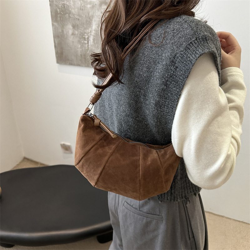 A new vintage underarm bag for women in the autumn and winter of 2024, featuring a matte texture single-shoulder crossbody bag with a patchwork horn bag Specification drawing