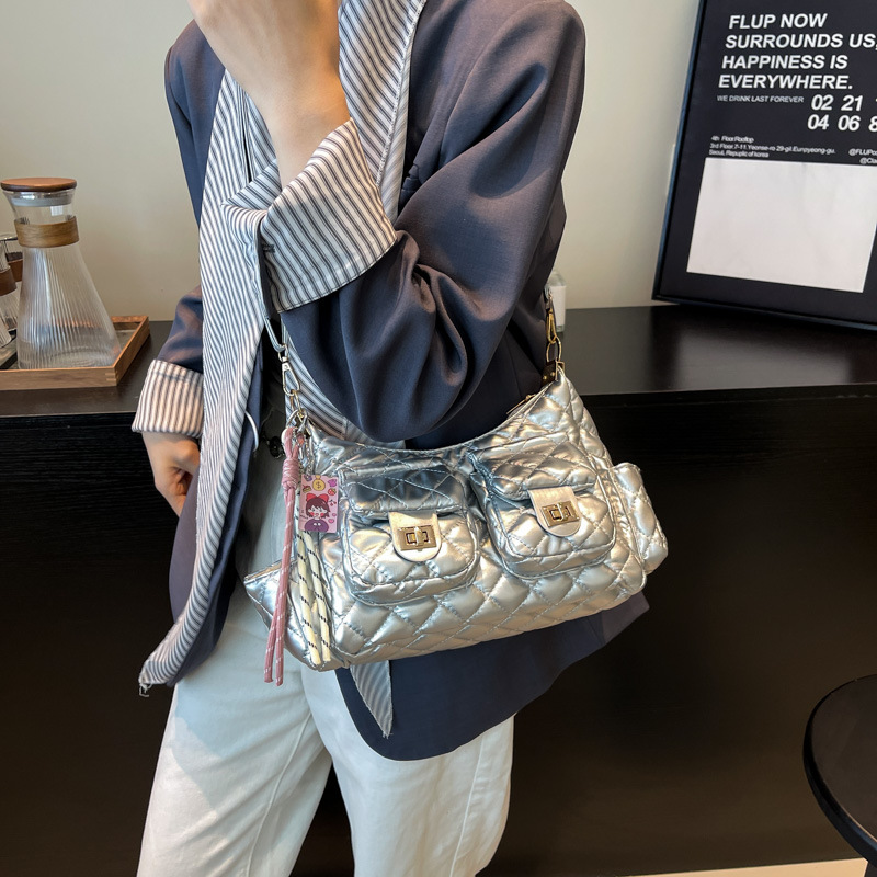 A niche high-end multi-pocket diamond-shaped underarm bag for women, a new 2025 fashionable chain chanel-style single-shoulder crossbody bag details Picture