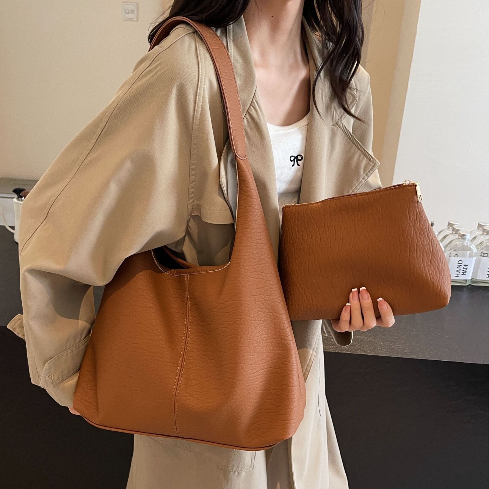 Large-capacity women's bag, 2025 new style, high-end soft leather underarm single-shoulder bun, mother commuting tote bag details Picture