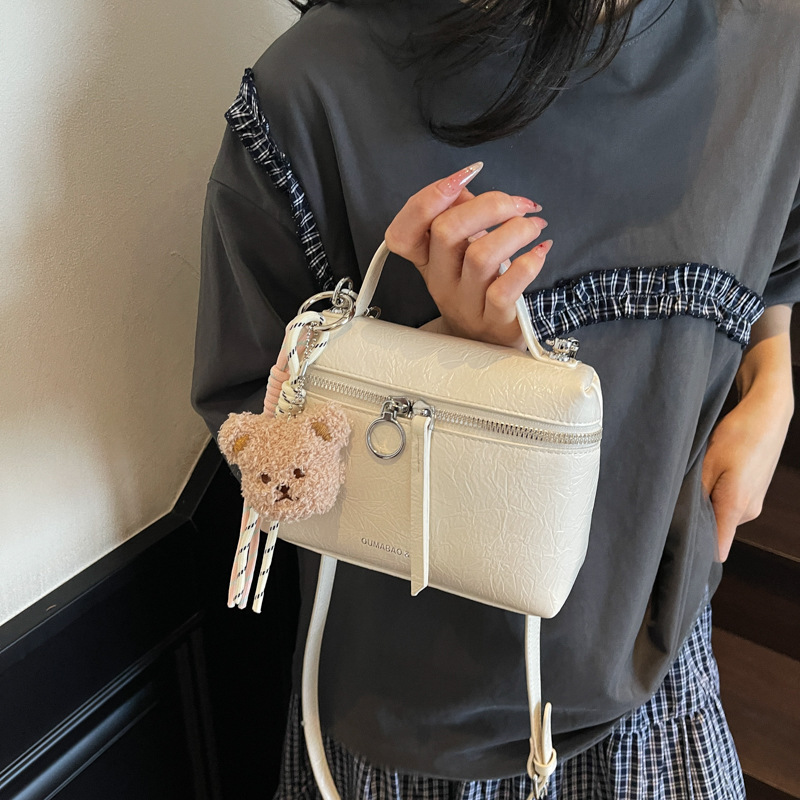 The 2025 new stylish and versatile commuting hand-held small square bag for women, solid color, stylish and high-quality solid color single-shoulder crossbody bag details Picture