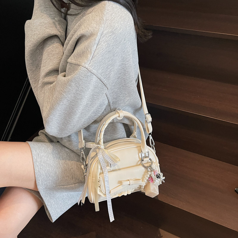 Korean high-end quality versatile women's bag 2025 new style niche fashion women's hand-held shoulder bag trendy crossbody bag Application Scenario