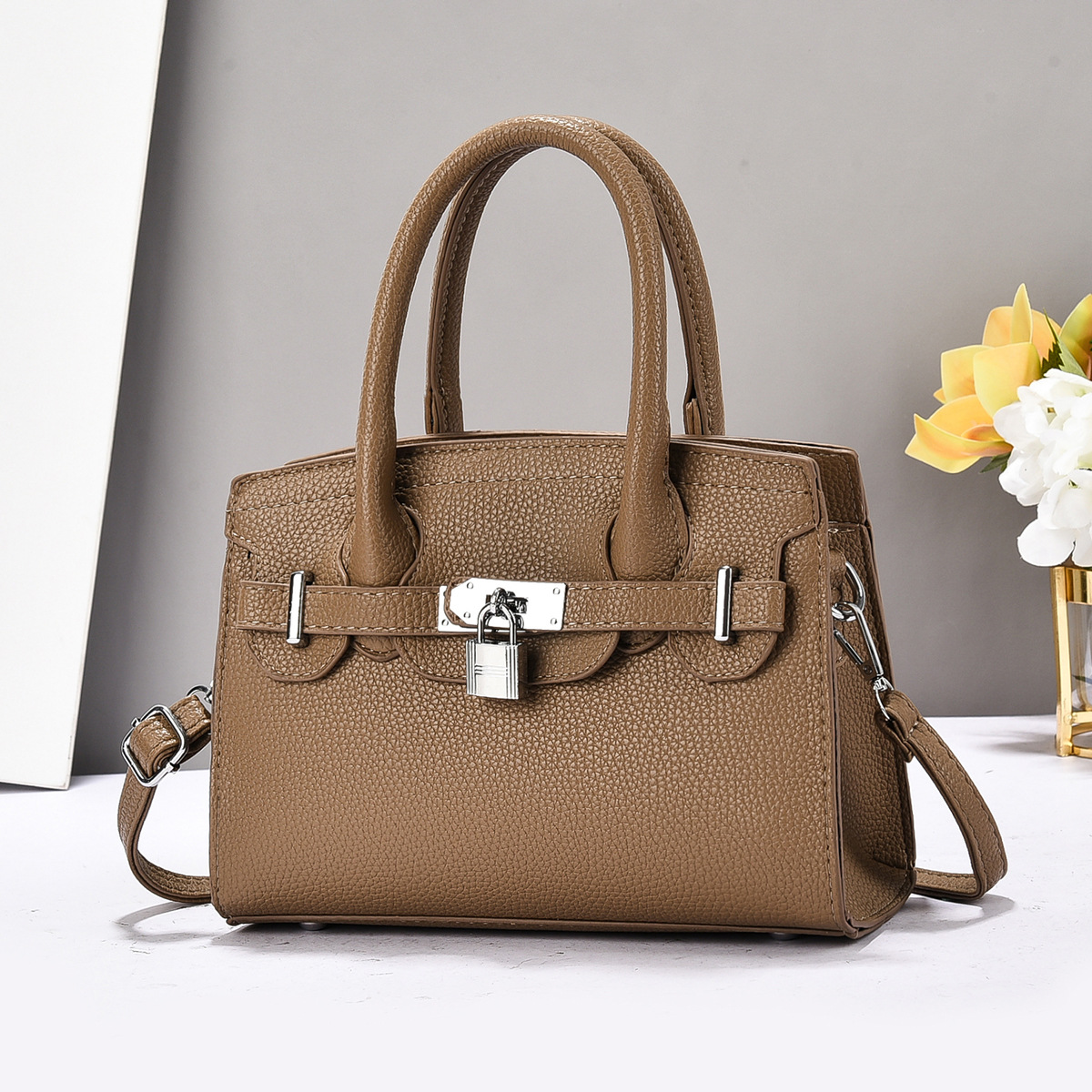 Ladies' bag 2025 New style small lock pendant fashionable handbag, elegant for commuting, single-shoulder crossbody bag Specification drawing