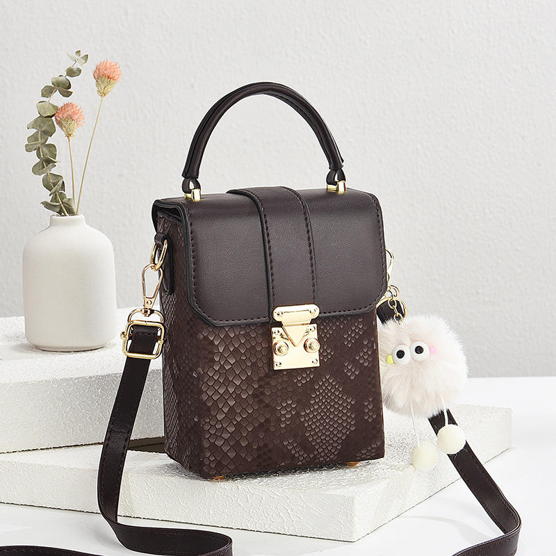 A new mini crossbody bag with a leopard print contrasting color, featuring a high-end women's mobile phone bag Application Scenario