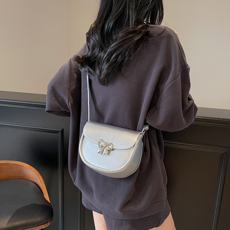 A fresh and sweet, niche soft leather single-shoulder underarm bag for women, a new Korean-style trendy crossbody saddle bag for 2025 Application Scenario