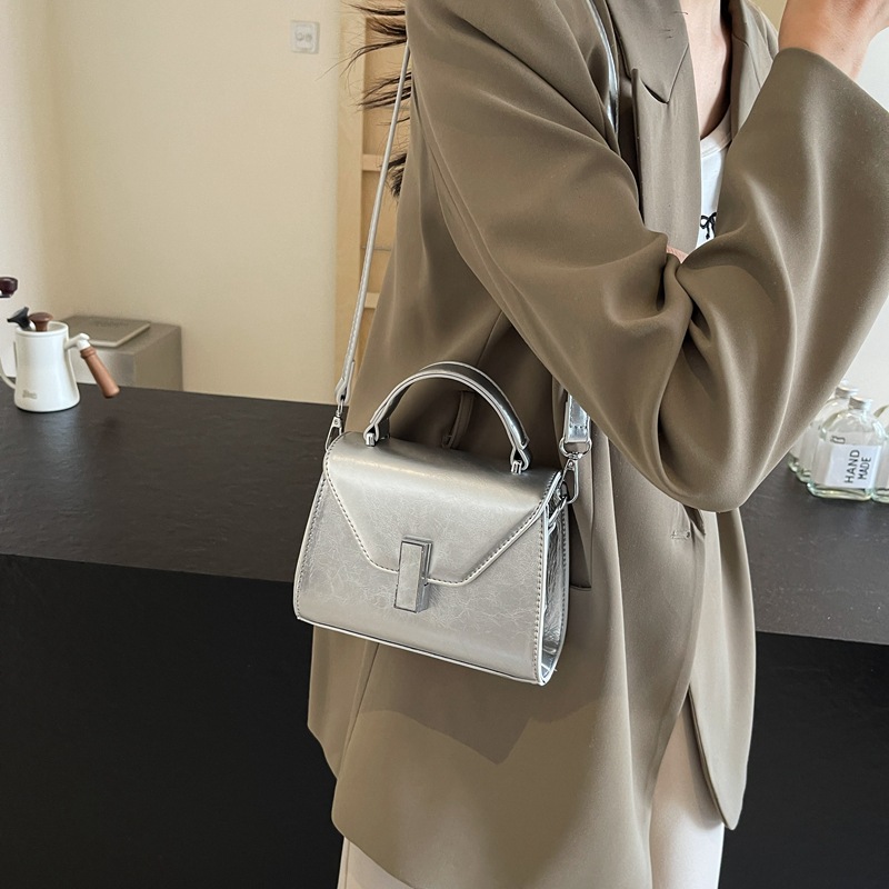 Korean-style fashionable small handbag for women 2025 Spring/Summer new simple crossbody underarm bag for work and commuting small square bag Application Scenario