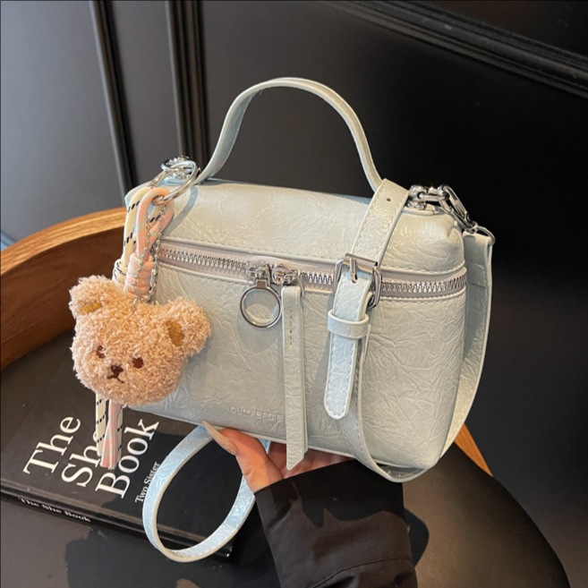 The 2025 new stylish and versatile commuting hand-held small square bag for women, solid color, stylish and high-quality solid color single-shoulder crossbody bag full figure