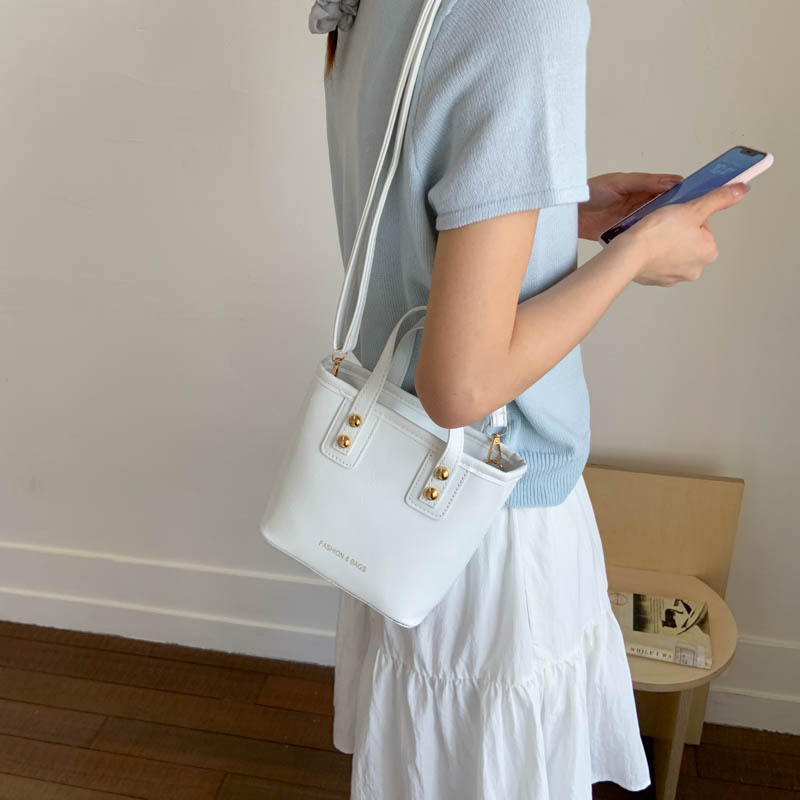 2025 New fashion bag for women: Simple and versatile, trendy bucket bag, niche and high-end, single-shoulder hand-carry crossbody bag details Picture