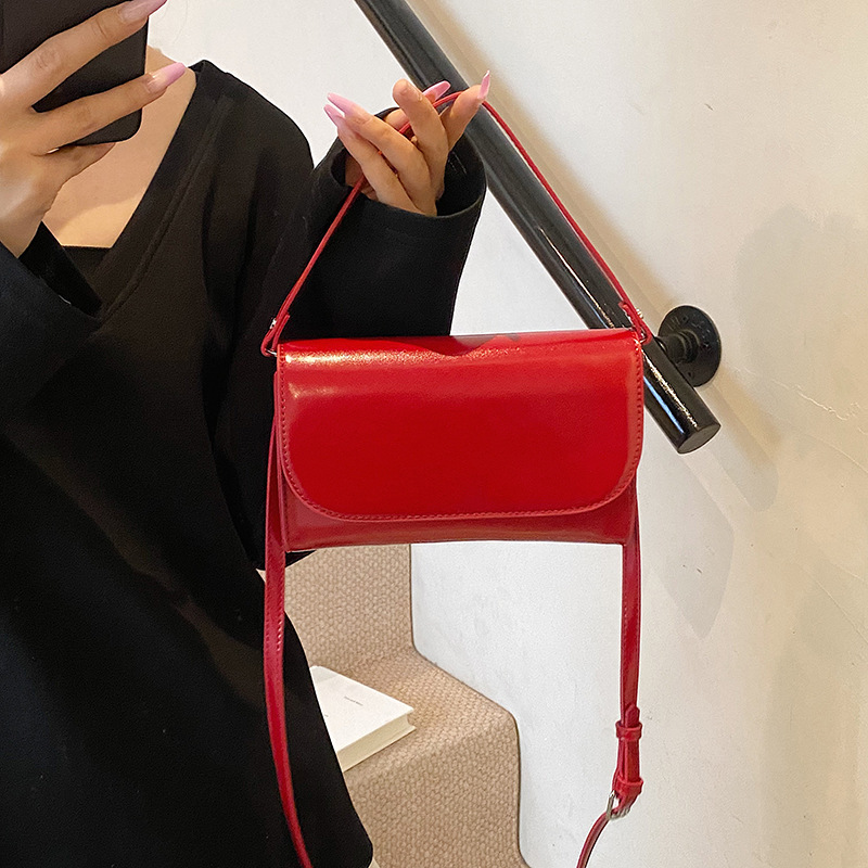 Retro classic solid color hand-held underarm bag for women 2025 new style, fashionable, casual and versatile commuting single-shoulder crossbody bag details Picture