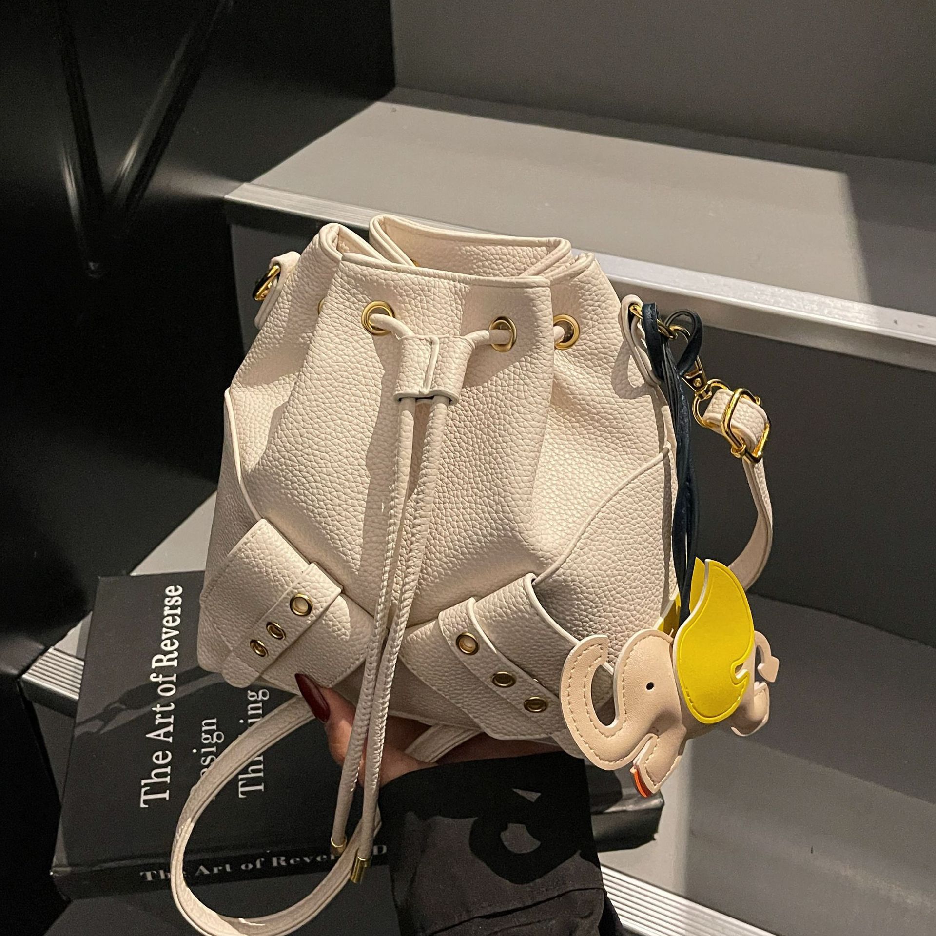 Spring and summer fashionable and high-end small bag for women, 2025 new trendy Korean style bucket bag, versatile single-shoulder crossbody bag full figure