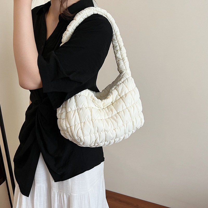 The 2025 new pleated diamond-shaped casual hand-held underarm bag is a fashionable and versatile women's casual large-capacity single-shoulder crossbody bag Specification drawing