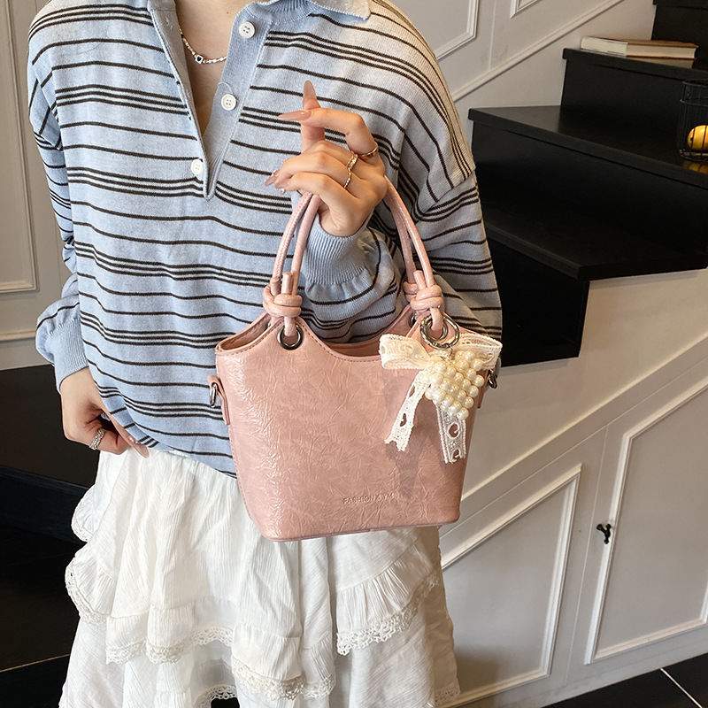 Fashionable solid color simple and high-end hand-held bucket bag for women 2025 new style versatile, casual and stylish single-shoulder crossbody bag details Picture