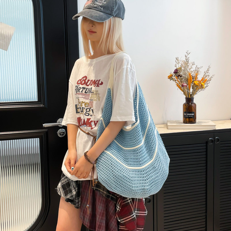 Large-capacity bucket bag, fashionable woven bag, 2025 summer new style, versatile shoulder bag, underarm bag for going out, trendy women's bag Application Scenario