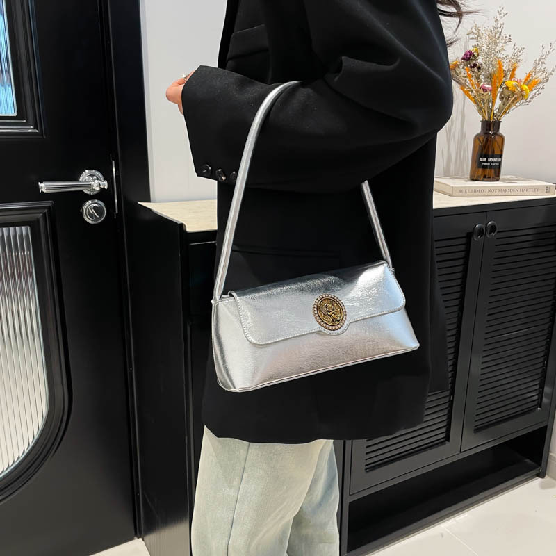 French retro underarm bag for women 2025 new style simple commuting handbag, fashionable shoulder bag, casual baguette bag details Picture