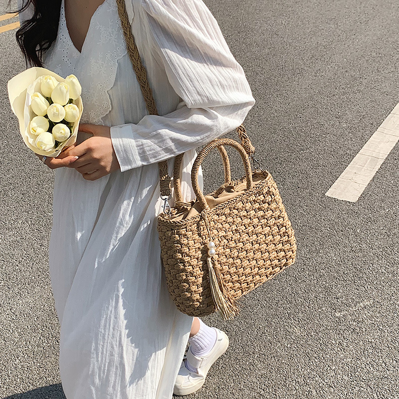 Large-capacity straw woven bag 2025 new trend Spring and Summer fashion versatile crossbody bag Women's bag simple hand-held woven bag Application Scenario