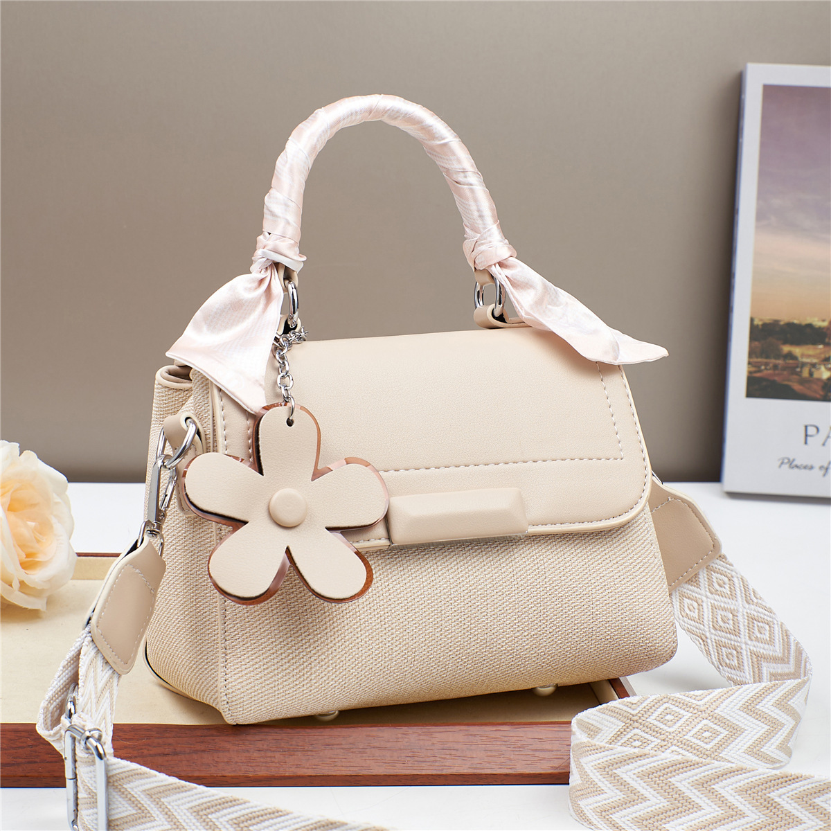 A stylish and versatile women's handbag from a grand manufacturer for autumn, featuring a new single-shoulder crossbody bag for women and mothers in 2024 details Picture