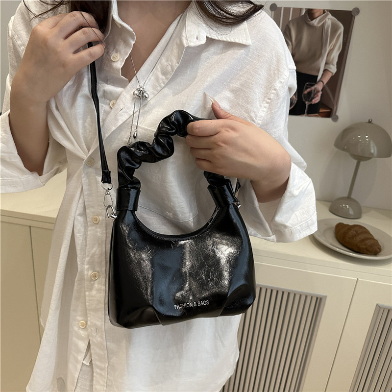Fashionable new pleated bag 2025, casual, simple and stylish crossbody bag, personalized commuting bag, chain single-shoulder bag for women Specification drawing