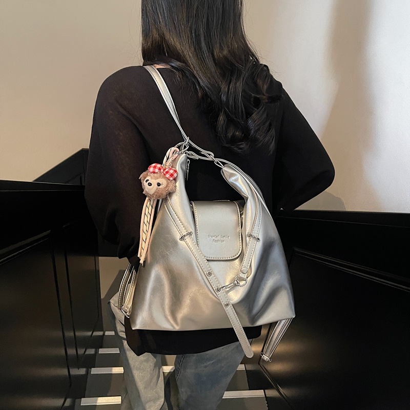 Large-capacity backpack for women, 2025 new style fashionable commuting bag, versatile single-shoulder tote bag, multi-purpose underarm women's bag Application Scenario