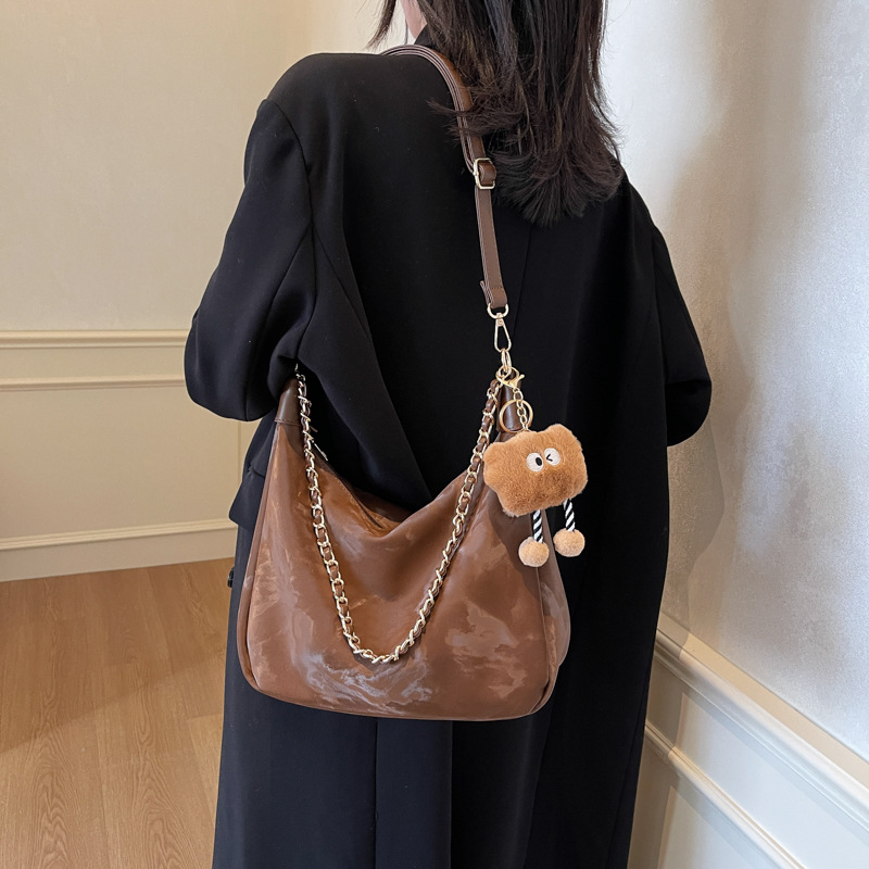 Simple and large-capacity bag for women, 2024 new style, fashionable and versatile casual single-shoulder bag, student commuting crossbody tote bag Application Scenario