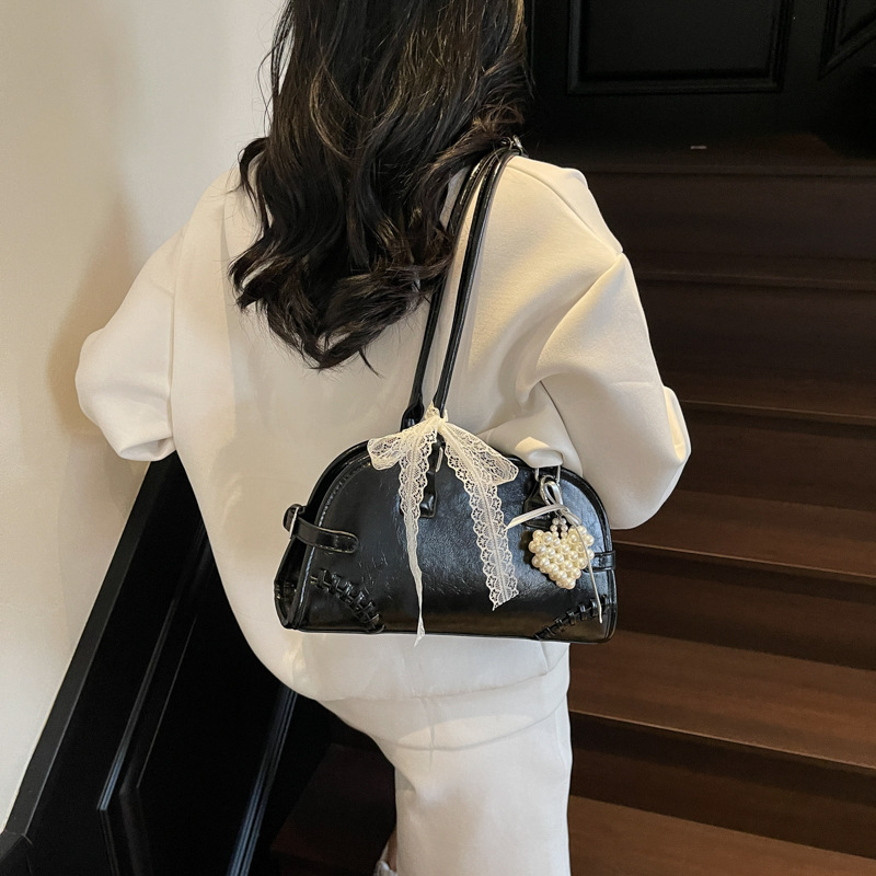 This stylish, simple and niche single-shoulder underarm bag is a versatile and casual commuter bowling bag for women. It is a new model handbag for 2025 Application Scenario
