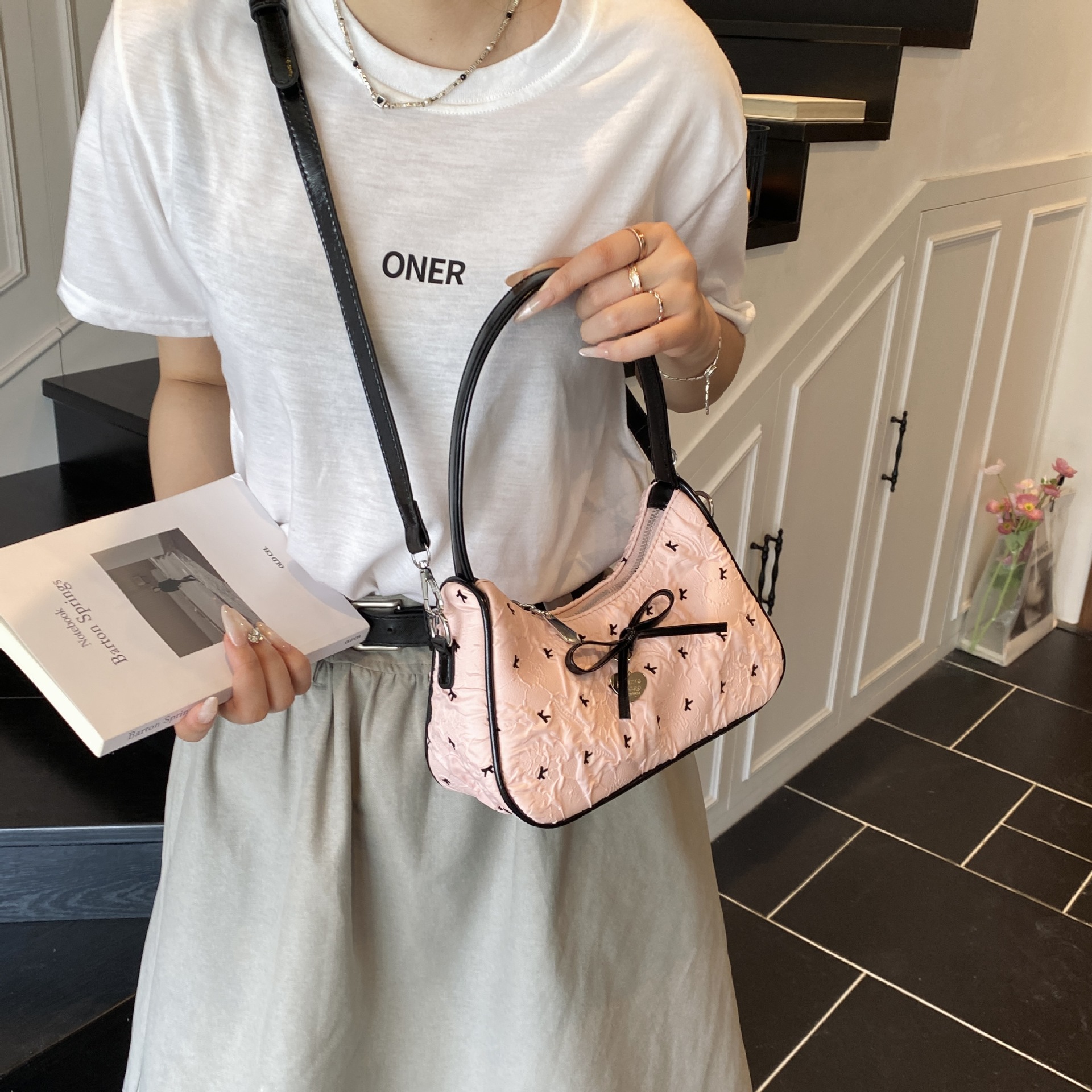 A niche design bow underarm bag for women 2025, a fashionable single-shoulder crossbody bag, and a sweet baguette bag Specification drawing