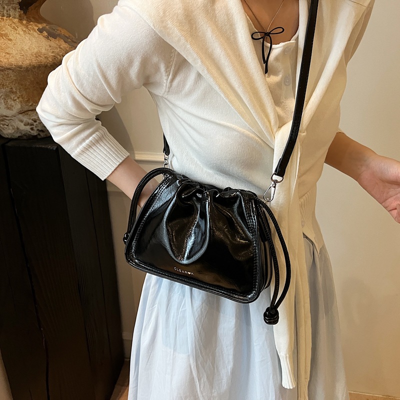 Fashionable solid-color casual and trendy bucket bag for women, 2025 new style, trendy and unique drawstring simple single-shoulder crossbody bag Application Scenario