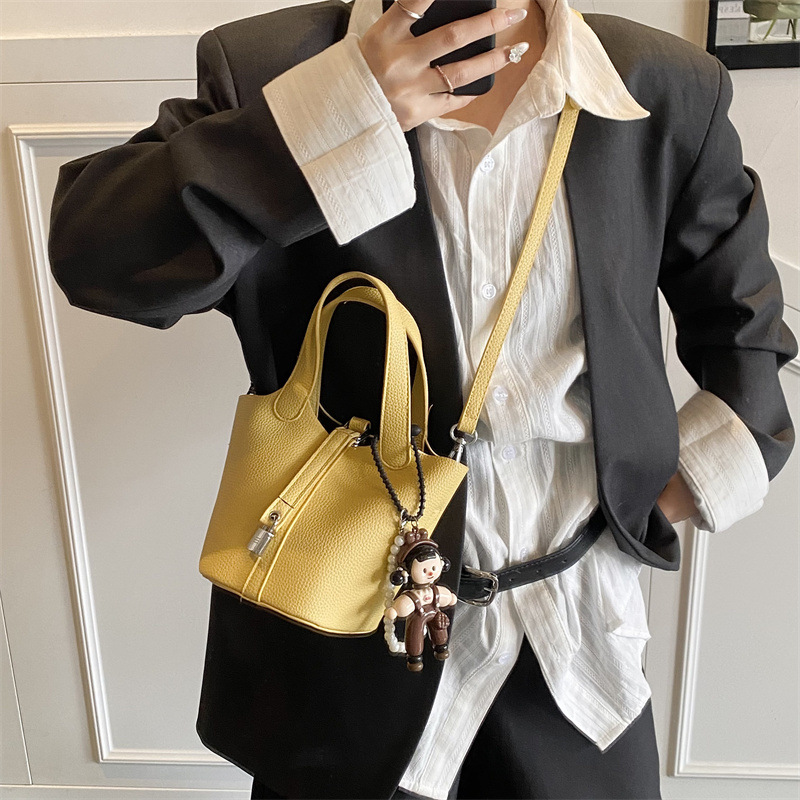 2025 New Korean-style fashionable and high-quality hand-held bucket bag, women's trendy and versatile single-shoulder bag, large-capacity crossbody bag details Picture
