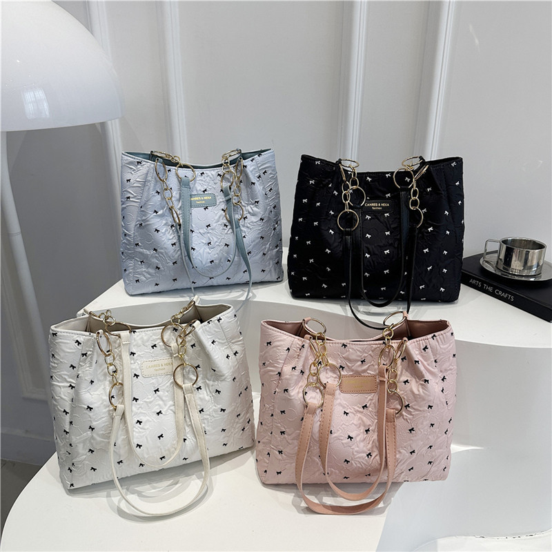 2025 Large-capacity summer stylish bow new casual single-shoulder shopping bag, school commuting tote bag Application Scenario