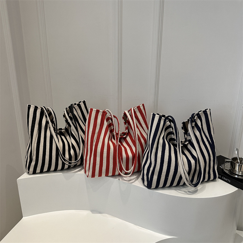 Large-capacity, simple striped canvas bag for women, ins, artistic and laid-back style, autumn and winter shopping bag, handbag, single-shoulder large bag Application Scenario