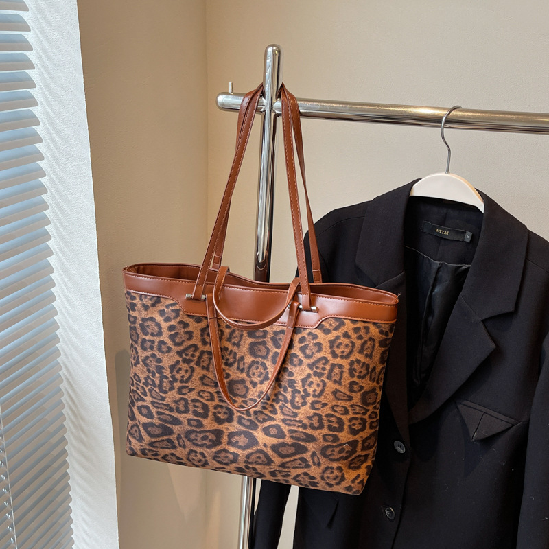 A new Korean niche leopard print canvas bag for women, a fashionable, casual and laid-back style single-shoulder bag, and a large-capacity commuter tote bag Specification drawing