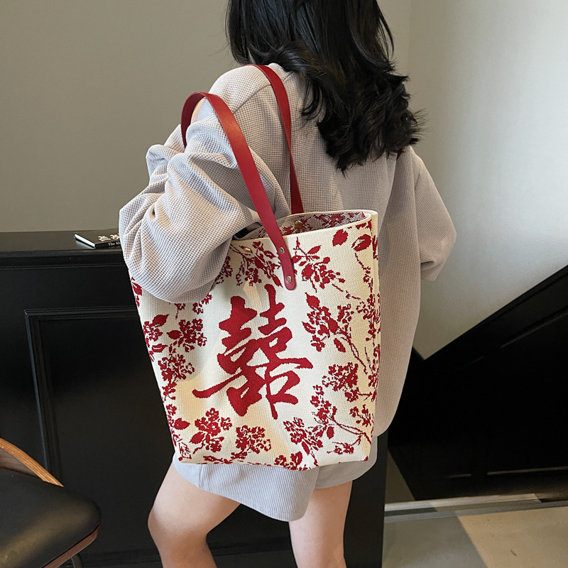 New Chinese-style embroidered texture large-capacity tote bag for women 2025, a trendy, fashionable and casual single-shoulder bag Application Scenario